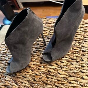 Gianvito Rossi Elegant Grey Open Toe Heeled Booties ~ Size 39 ~ Barely worn.